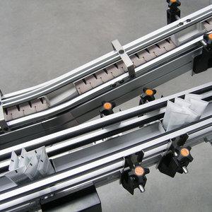 Flat top chain conveyor as interlinking for a packaging system 03