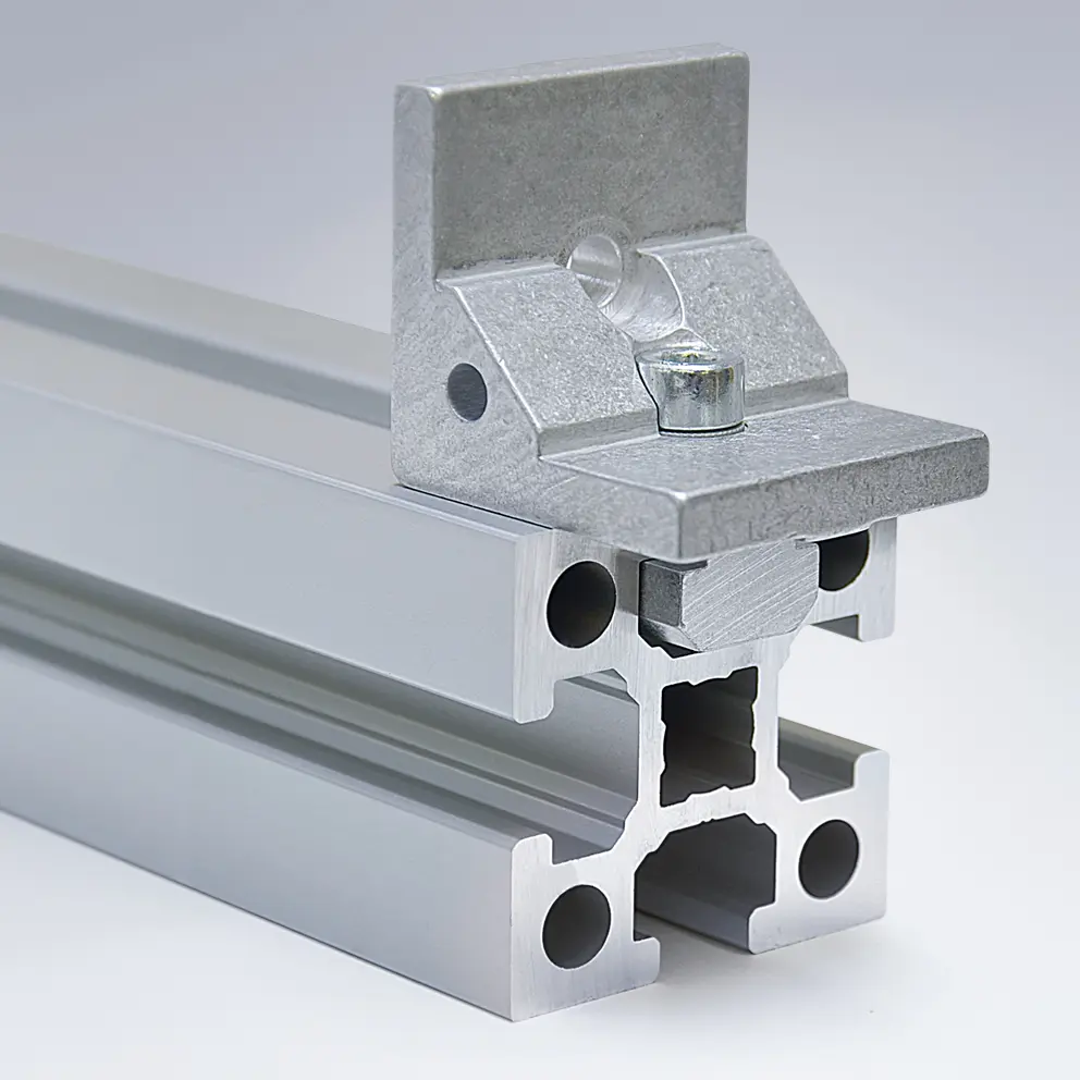 Winkel Serie 50 montiert an Profil Serie 60 mit Nutmutter 1