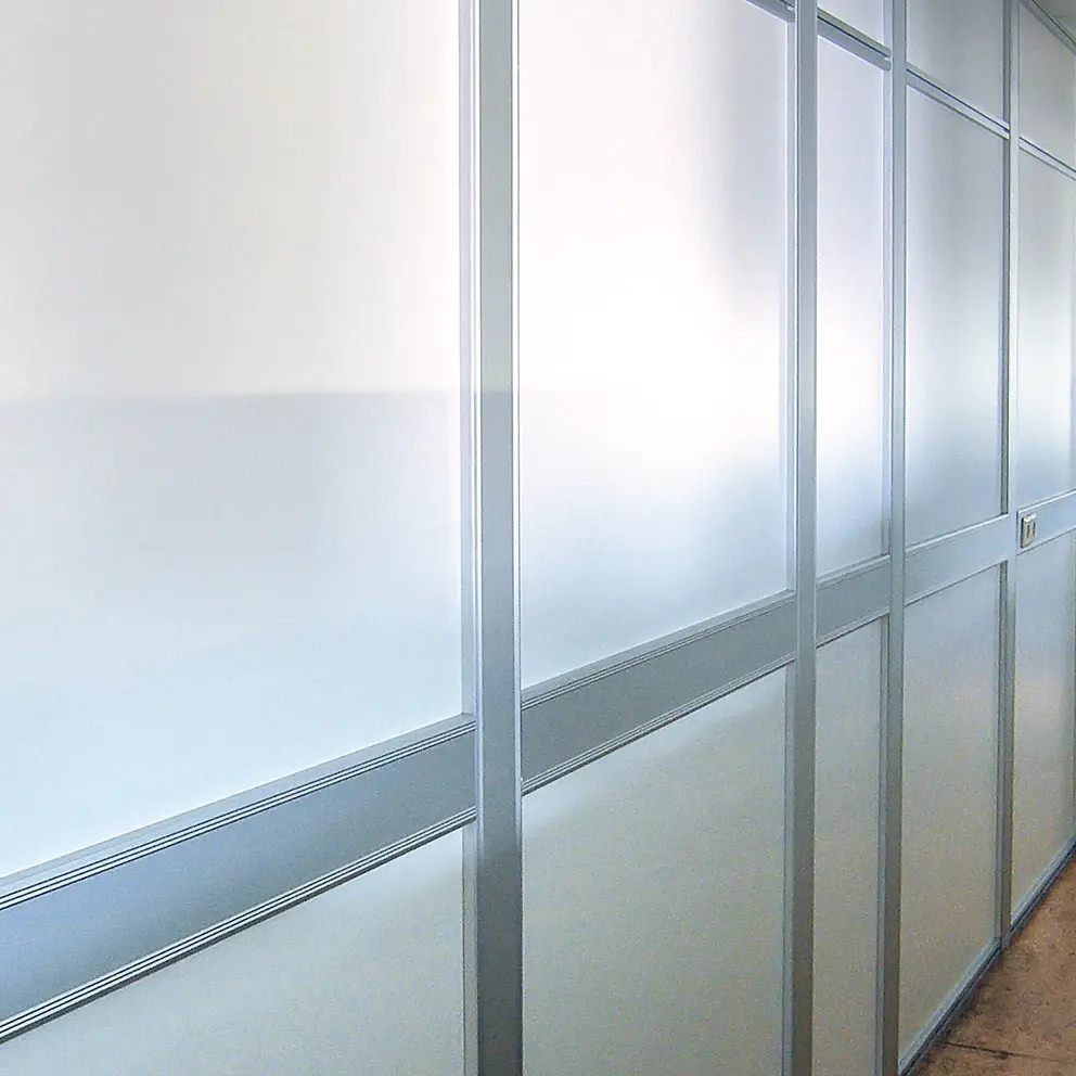 Verkleidungsprofile montiert an Wand