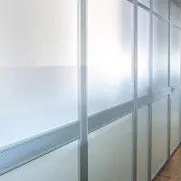 Verkleidungsprofile montiert an Wand