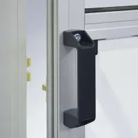 Bügelgriff montiert an Tür
