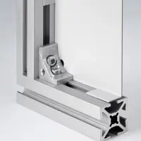 Blech mit Winkel an Rahmen montiert